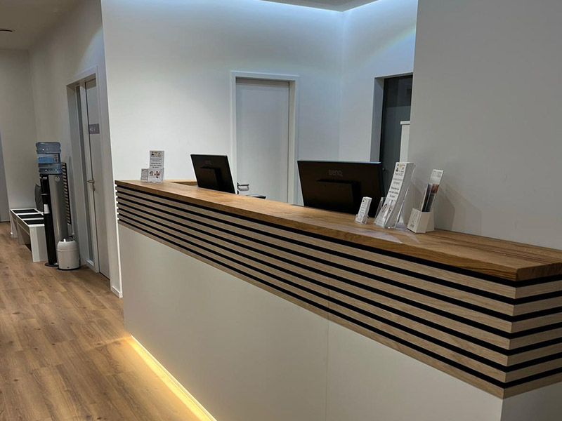 Empfangsbereich der HNO Praxis im DEZ