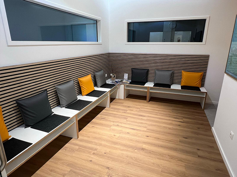 Blick ins Wartezimmer der HNO Praxis im DEZ