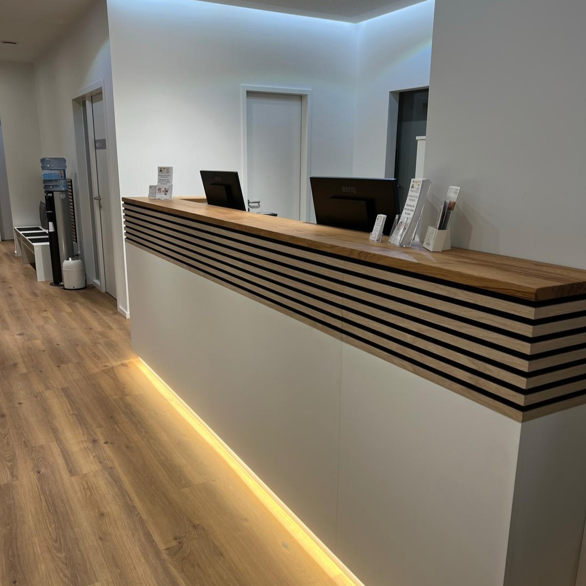 Empfangsbereich der HNO Praxis im DEZ